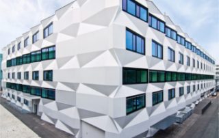 Formenspiel – aber sicher dreidimensionale und hinterlüftete Fassadenflächen von StoVentec