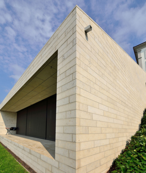 Bauhausvilla mit Naturstein Architekturstile hochwertiger Baustoff Maxberg Kalkstein von SSG Solnhofen Stone Group