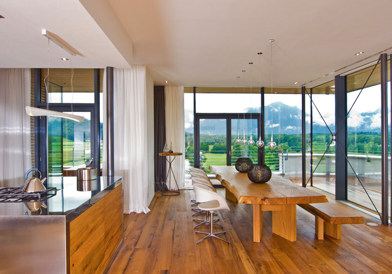 Domizil Weitblick in den Tiroler Bergen Panoramafenster wohngesund von Baufritz